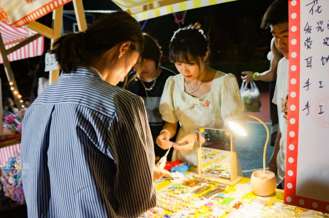 “日不落”毕业夜市超燃来袭 这个毕业季氛围感拉满了!
