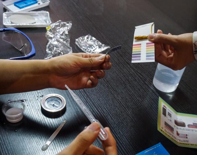 “e”起动手 遨游科学的海洋——大数据学院、信息工程学院“e路同行”科技文化蓝海行动之第35期小e趣味实验