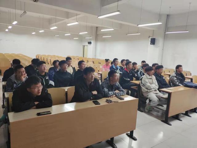 【完满班级】《我与我的父辈》电影评论——智能工程学院机制2102班完满班级活动