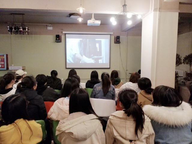 【完满班级】大爱无言 真爱无香——经济管理系国贸1702班举办“三月春风处处留 雷锋精神心中留”活动