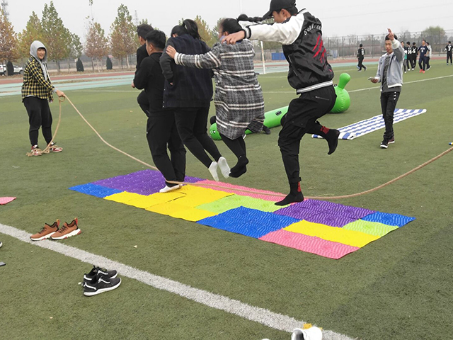 【完满班级】激情昂扬的新生活——艺术传媒学院18级环设1805班举办“最美青春 趣味运动会”指压板跳绳趣味运动会