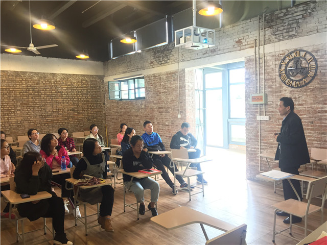 【辅导员说完满】坚守人生信念 绽放徇烂青春——记邹少华老师为远景学院2015级毕业生做就业指导