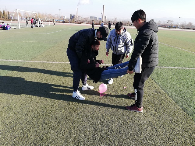 【完满班级】教你不用手如何爆气球——数据1801班“竞技体育 冲破寒冬”班级活动