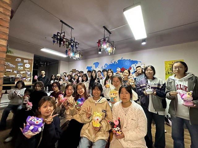 【完满团支部】绘涂石膏 其乐融融——淬炼·国际商学院营销2301班完满团支部活动