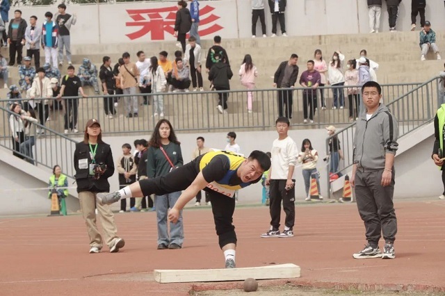 不同视角观校运 经管学子意气扬