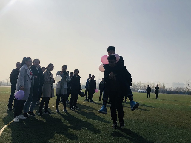 【完满班级】背靠背 二夹一———软件1802班“非常二夹一”完满班级活动