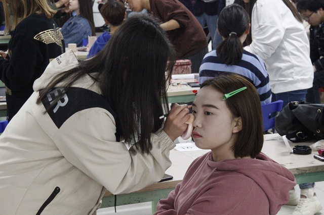 首届“FACE OFF”特效妆大赛掀起彩妆风潮