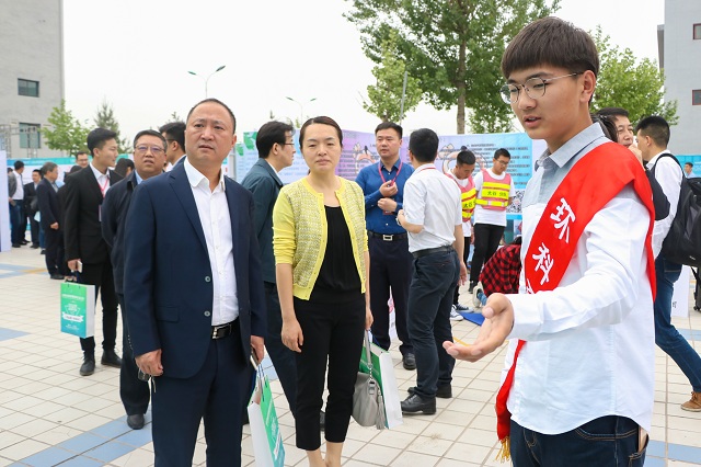 【公益论坛】省内36所高校齐聚乌马河畔聚焦优秀项目展