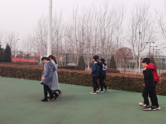 【完满班级】“三人四足”趣味运动——数据1801班“我的青春 我的style”班级活动