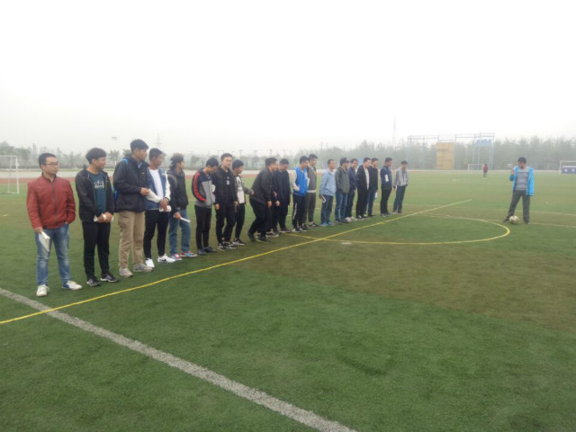 【完满班级】秋影滚动 竞速青春——经济管理系经管1502班举办足球接力赛