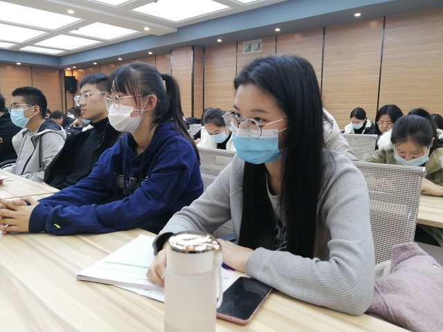 第三十四期“创客视界”传媒沙龙百名师生共同探寻新闻写作技巧