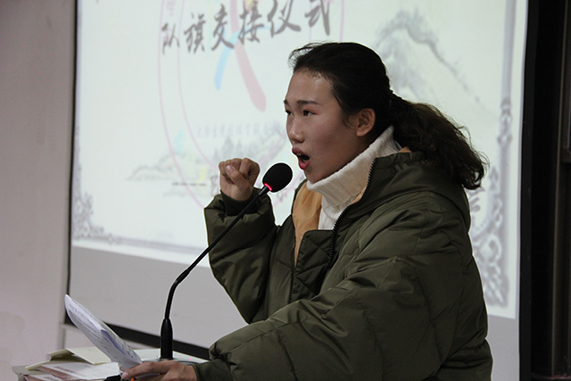 队旗下使命的传递——艺术传媒系第二届“在队旗下成长”运动队队旗旗交接仪式我们砥砺前行