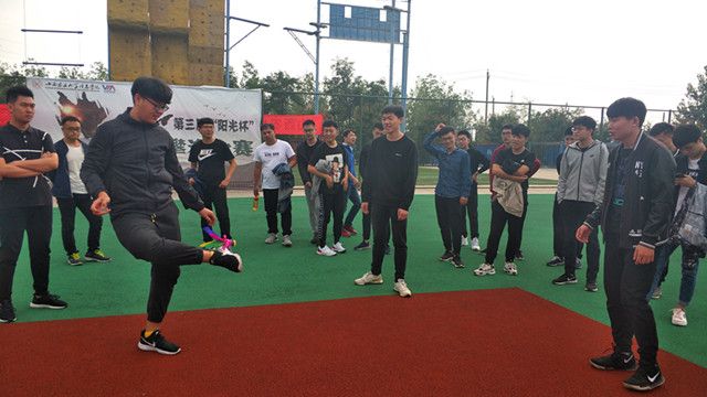 【完满班级】电气1504班踢毽子比赛——电气1504班举办完满班级活动