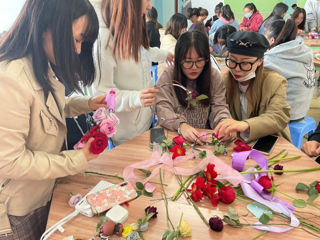 花香四季 定格在秋——食品与环境学院“风有约·花不误”花冠首饰DIY大赛