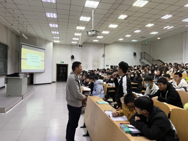 【辅导员说完满】在跌倒时坚强 在挫折中成长——淬炼·国际商学院2022级“辅导员说完满”专题活动