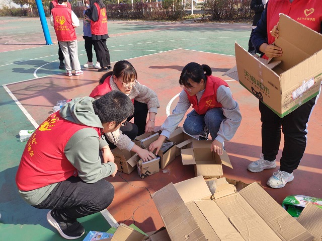 回收有价废品 传递无限温暖——食品与环境学院传递正能量专项服务队“汇聚爱 传递爱”第29期常规活动