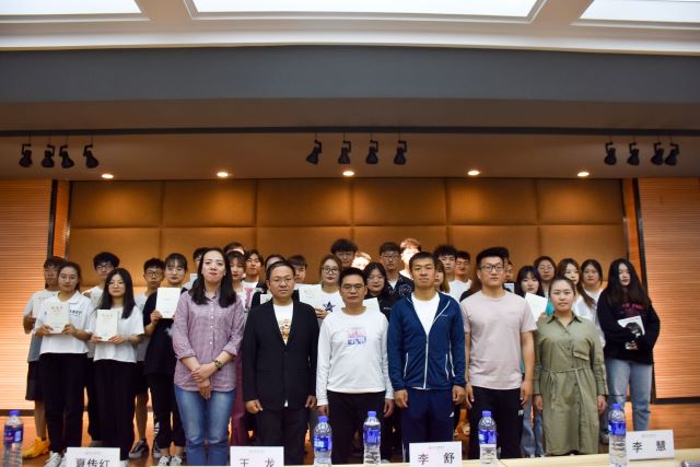 登巨人之肩 聚焦阅读中的商科思维——大数据学院、信息工程学院“信息产业大咖传记阅读计划”赠书仪式