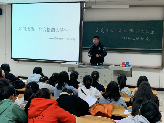 【辅导员说完满】题诗寄汝非无意 莫负青春取自惭——外语系2019级辅导员说完满