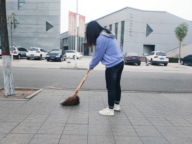 【完满班级】捡拾落叶 洁净校园——食品与环境学院生技1601班完满班级活动