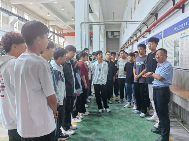 璀璨机械梦 相约共启航——“探索未知领域 开启智能之旅”学长学姐带你走进人工智能中心