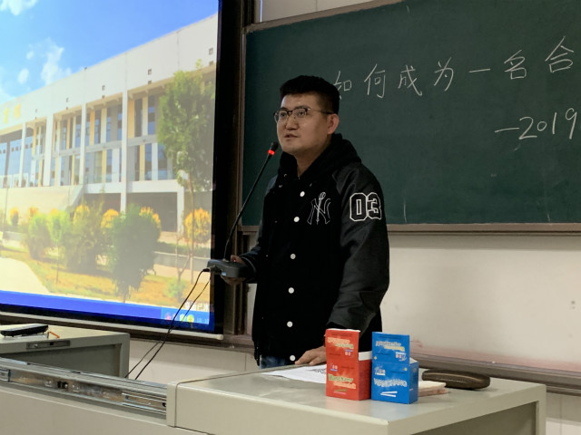 【辅导员说完满】题诗寄汝非无意 莫负青春取自惭——外语系2019级辅导员说完满