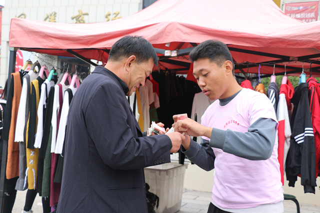 【生存挑战赛】走出象牙塔 体验城市“变形记”——外语系举办“生存挑战赛之谁是最强生存王”