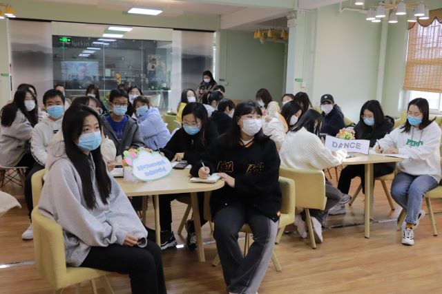 “记”录盛世繁华景 聚焦璀璨幕后“者”——“展记者‘经’彩,‘食’校媒记忆”记者节活动