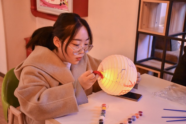 杏花学子巧手染灯笼 感受家文化