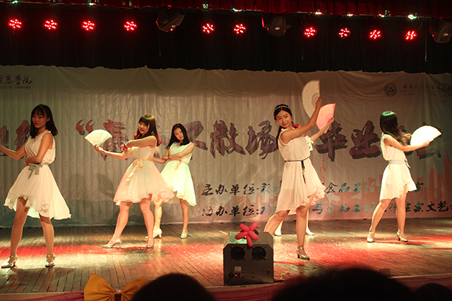 环科系举办2011级“青春不散场”毕业晚会