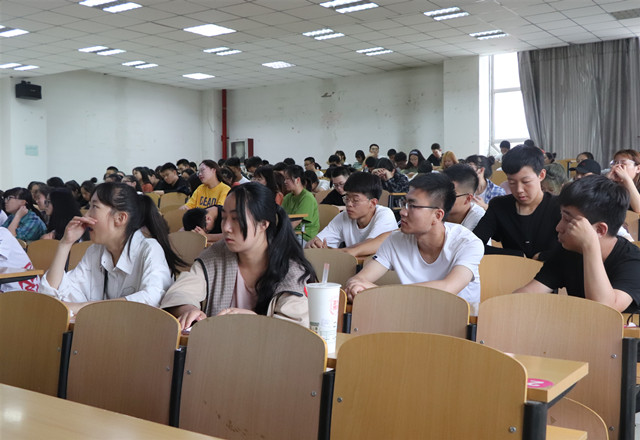 【辅导员说完满】特别的爱 特别的家——经济与管理学院开展“交融互鉴同甘苦 团结友爱溢温馨”主题年级会