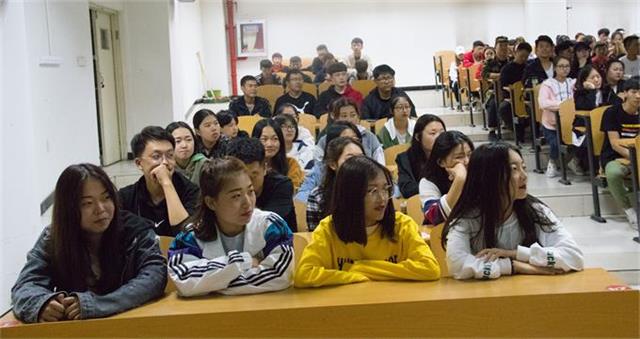 【辅导员说完满】感悟青春 规划未来——艺术传媒学院2018级环设新生