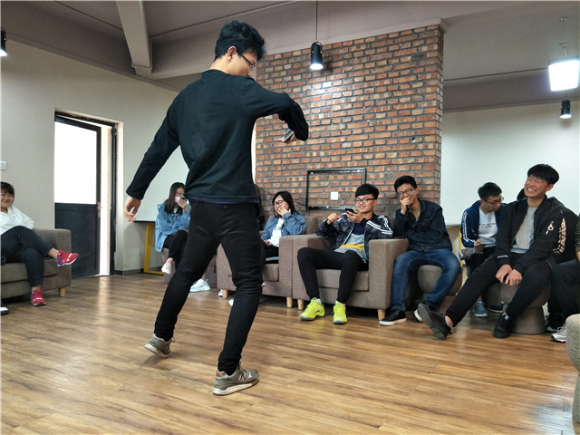 【完满班级】“纷”彩青春 “筝”奇斗艳——淬炼商学院四月完满班级主题活动（七）