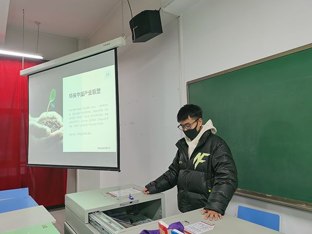 【完满班级】爱护环境 提高环保意识 让生命在爱中每时每刻充满活力——艺术传媒学院产品设计1801班举办“保护小环境 爱护大地球 小手牵大手 共建我家园”绿色宣讲完满班级活动