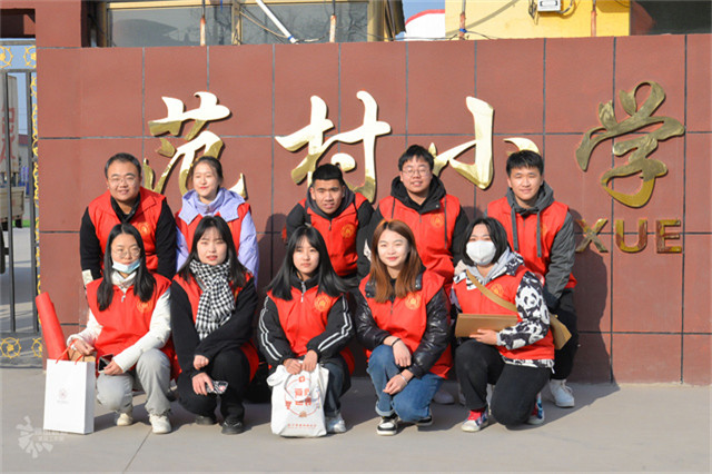 让花蕾在阳光下绽放——我校志愿者为范村小学捐赠“小梦想+”爱心图书角