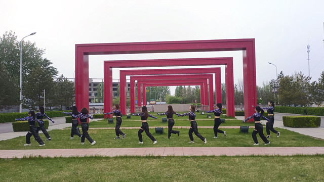 舞青春 展英姿——商务英语学院为梦奔跑“青春飞扬 有舞相伴”活动第一期