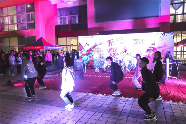 “心”动嗨唱 全“馨”体验 与未来初相遇——箕城书院“Crazy  不燃怎样”迎新摇滚阳台音乐会圆满落幕