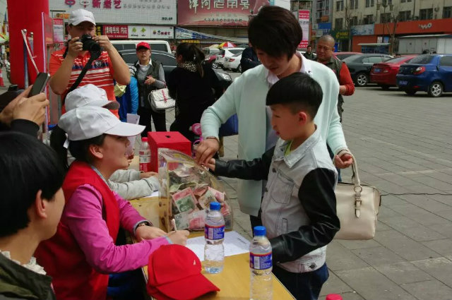 我院青年志愿者联合社会公益组织为杨巨鹏、常梓萱两位小天使募集3万余元善款