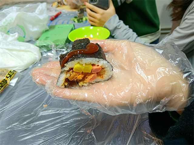 【完满团支部】欢乐卷起来 享寿司美味——淬炼·国际商学院审计2102完满团支部活动