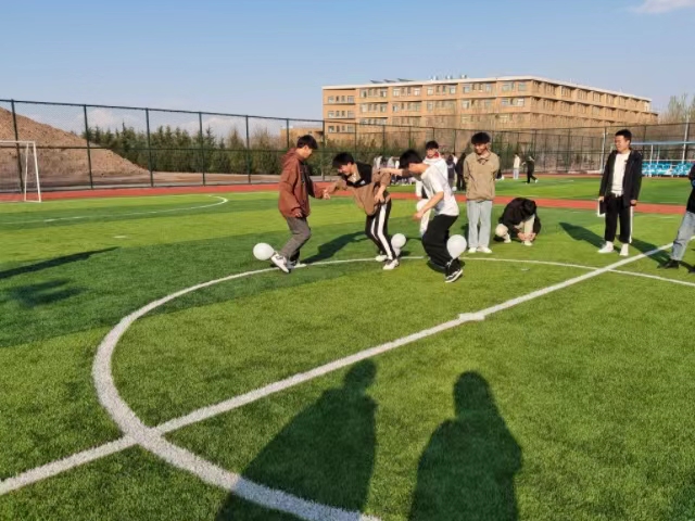 【完满团支部】激情踩气球 欢乐享年华——智能工程学院人工智能2202班完满团支部活动