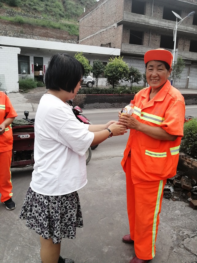 【暑期社会实践】炎炎夏日 为环卫工人送去清凉