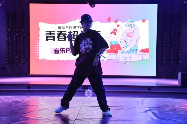 学生舞蹈盛宴:音乐与舞姿的完美融合——食品与环境学院音乐PARTY活动