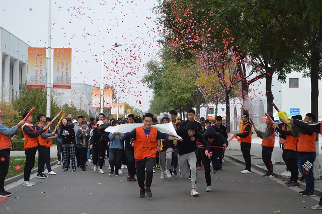 太行书院组织百名学子共跳广场舞 舞出青春新态度