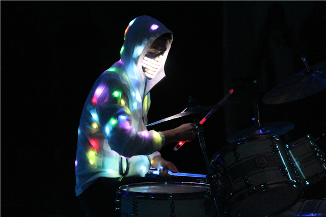 我校100多名打击乐手共同演绎触动灵魂的敲击——青藤周末之夜·音乐之夜绽放打击乐团专场演出