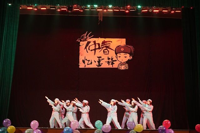 “仲春忆雷锋”主题晚会精彩上演 重温“雷锋精神”——第102期乌马河周末文化广场主题晚会