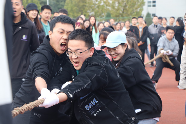 热血经管 拔河竞技聚人心——经济与管理学院第十一届“千钧一‘拔’麻绳保卫战”新生杯拔河比赛