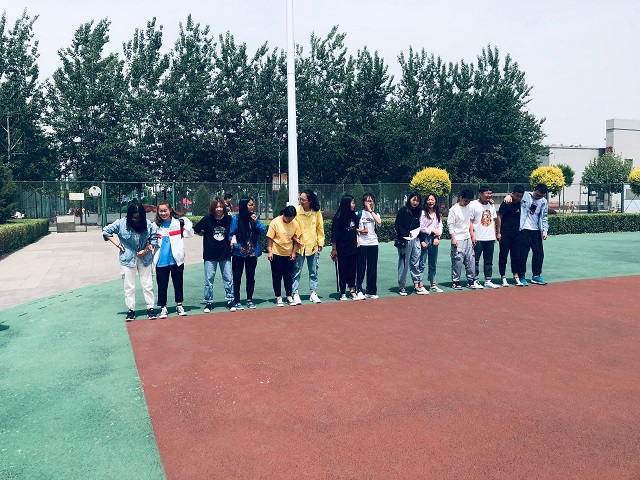 【完满班级】团结向前 合作共赢 两人三足接力赛——艺术传媒学院环设1801完满班级活动