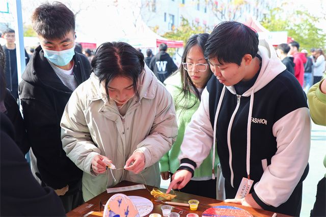 与非遗相伴 印记异科之路——食品与环境学院异科学生参与“守正创新 文化先行”首届非遗文化艺术节