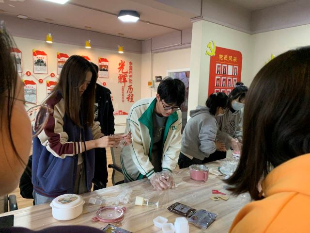 【完满班级】“巧”手动工正青春 “运”育未来绽风华——商务英语学院英语2102班完满班级活动