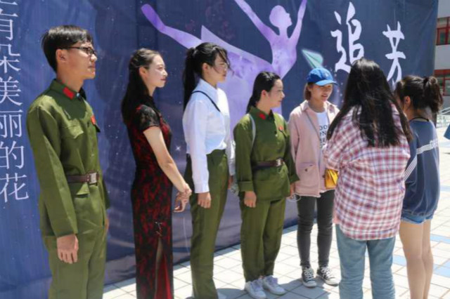 【戏剧节】总有岁月可“追忆” 且以深情度“芳华”