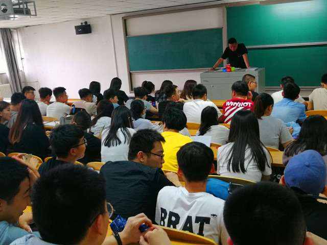 【辅导员说完满】开展毕业生工作 评选优秀毕业生通知